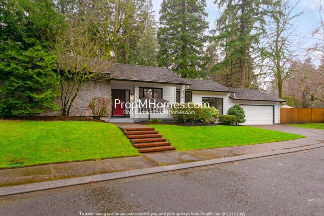 Building Photo - Updated Three Bedroom Gem in Lake Oswego!