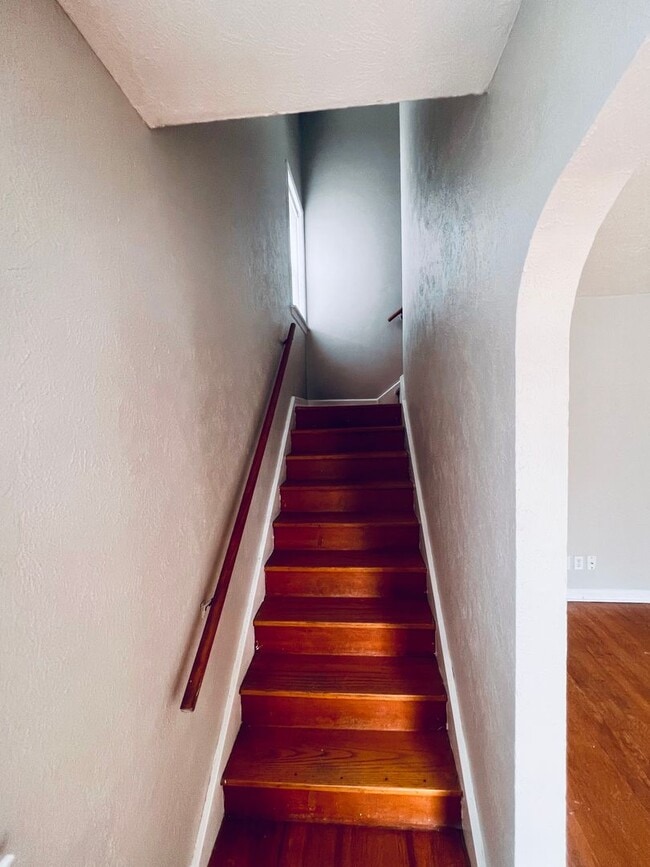 Building Photo - Large 2 bed 1 bath Duplex in Dundee!
