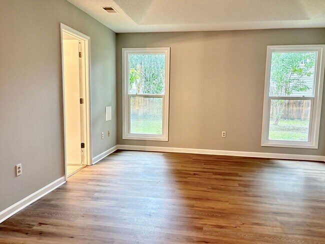 Building Photo - Available August 18th. REMODELED 3 BR/2 BA...