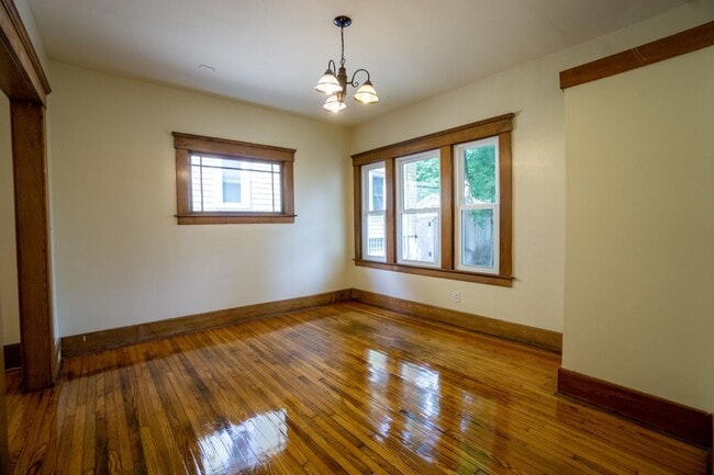 Building Photo - Available 8/1/26 - Spacious Three Floor Si...
