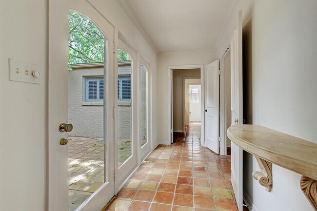 Building Photo - 6139 Chevy Chase Dr