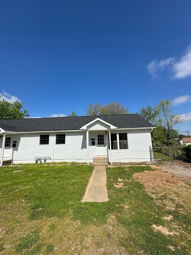 Building Photo - 314-316 Marshall Dr