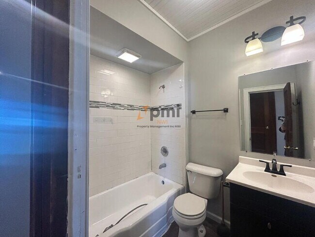 Building Photo - 6 Willow St