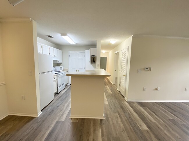 Building Photo - First Floor Living! One Bedroom Apartment in The Reserve at Woodbridge