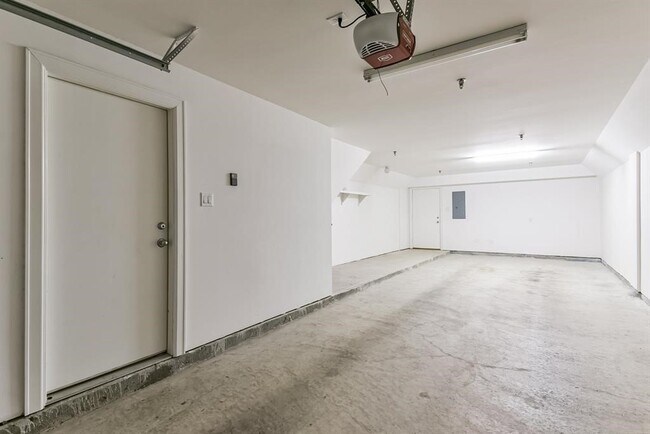 Building Photo - 11315 S Main St