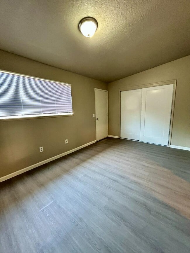 Building Photo - 573 N Minaret Ave