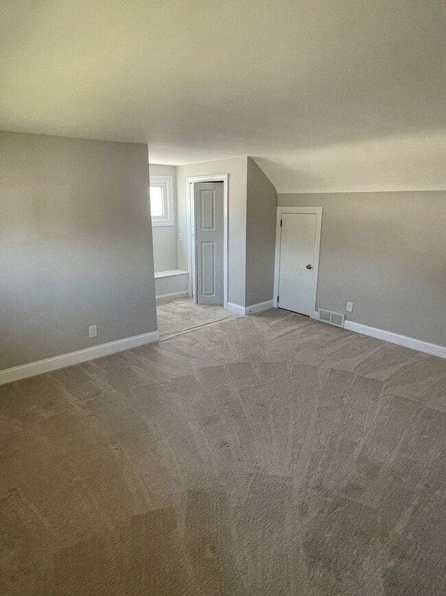 Building Photo - 4 bedroom 1 bath house