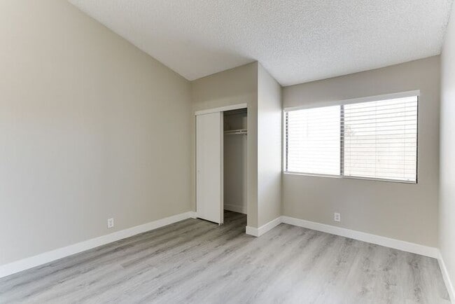 Building Photo - Charming Upstairs Condo with Dual Balconies & Spacious Layout!
