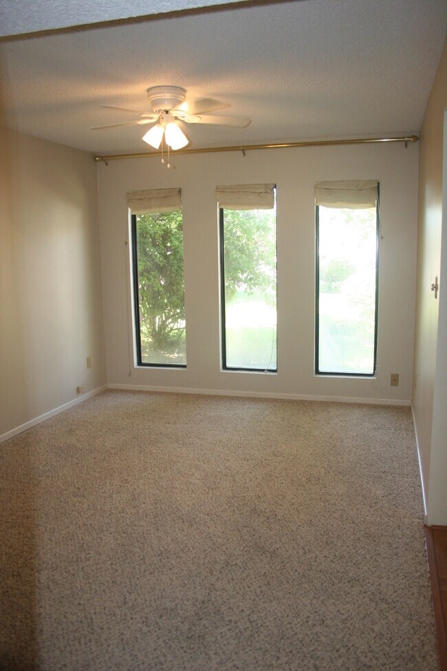 Building Photo - POOL!  Nice 3+2.5 Southwest Bakersfield - Laurelglen Area