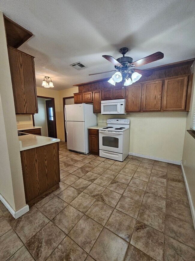 Building Photo - (3) Bed/(2) Bath in Core Norman Avail NOW!