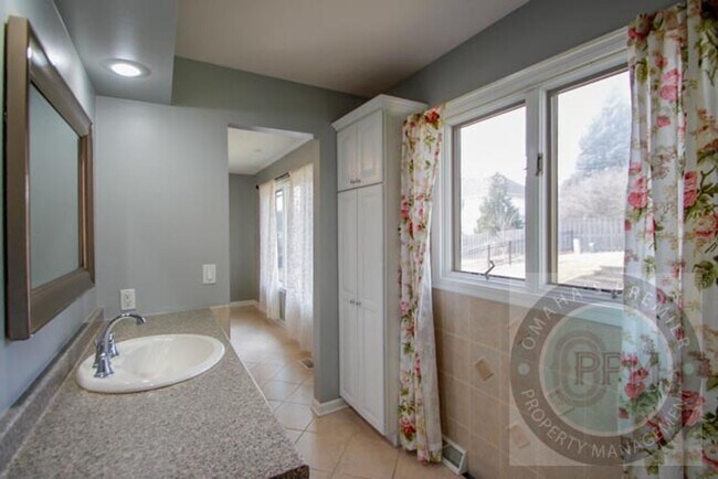 Building Photo - Beautiful and Spacious 3 Bd/3Ba with finished basement