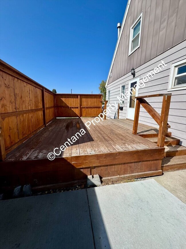 Building Photo - $500 off first months rent on 3 bed 2 bath...