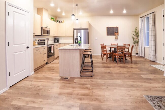 Building Photo - 717 E Elgin St