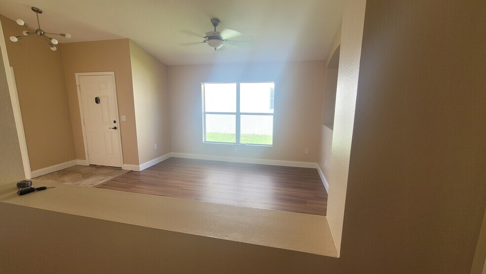 Building Photo - 8241 Crescent Moon Dr