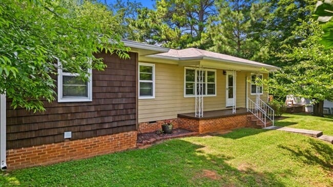 Building Photo - 3005 Pine Dr NE