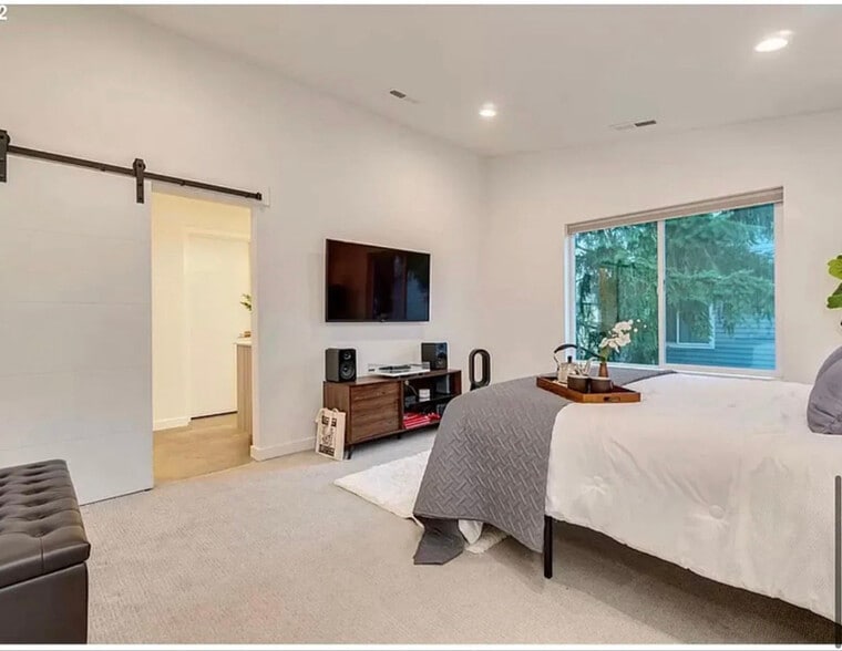 Building Photo - 5912 NE 56th Cir