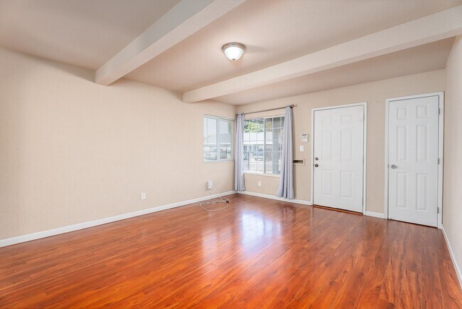 Building Photo - 290 Lindley Dr
