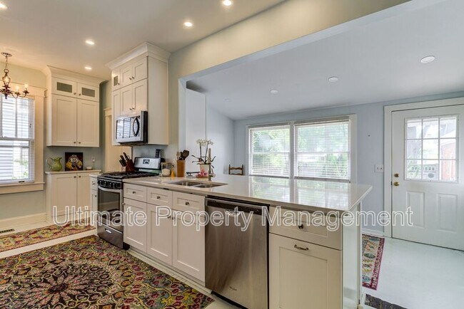 Building Photo - 206 Nun St