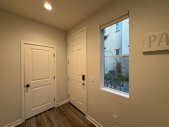 Building Photo - Great 2B/2.5BA Townhome in Oceanside!