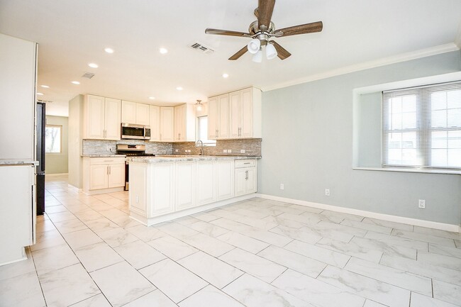 Building Photo - 15711 Pine Mountain Dr