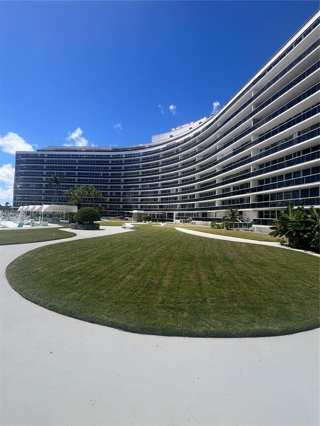 Building Photo - 900 Bay Dr