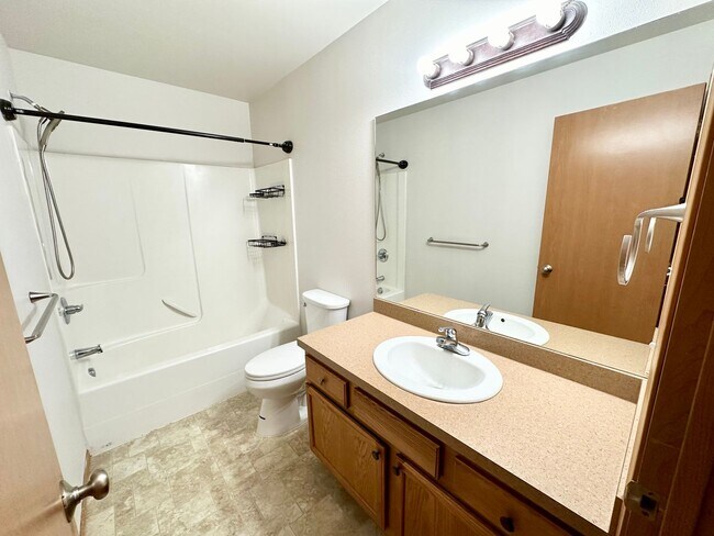 Building Photo - Charming 3 Bedroom Home