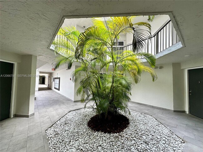 Building Photo - 9427 Fontainebleau Blvd