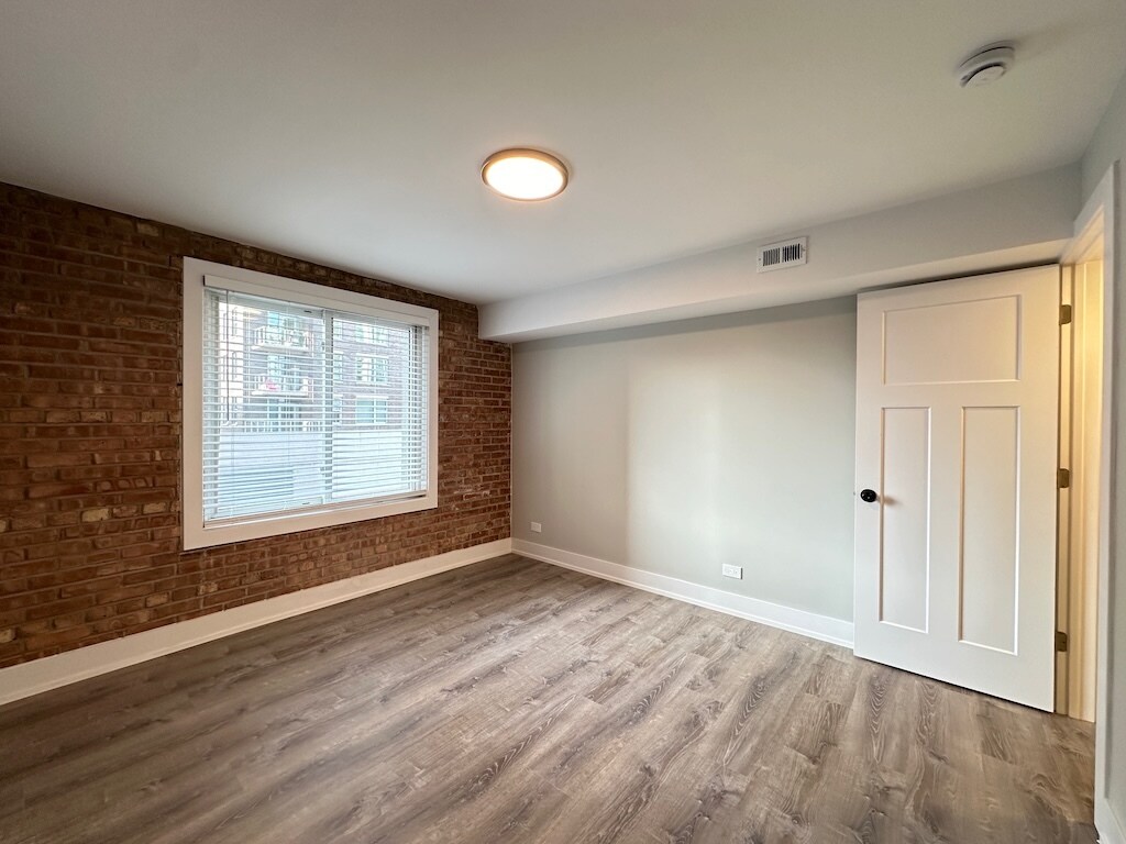 Building Photo - 1223 N La Salle Dr