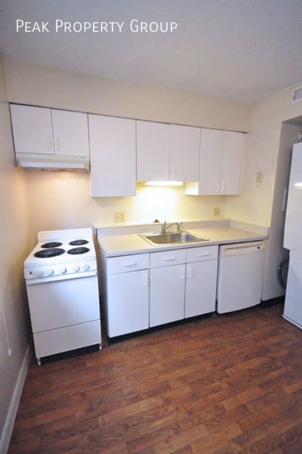 Building Photo - Available Fall 2025! 2 Bedroom Apartment N...