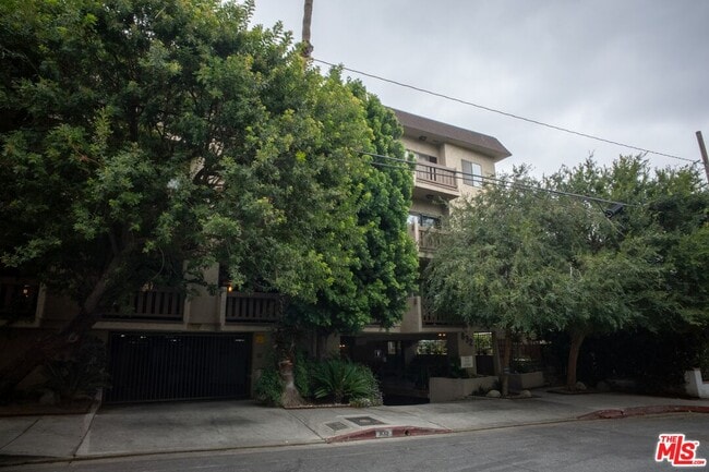 Building Photo - 832 Palm Ave