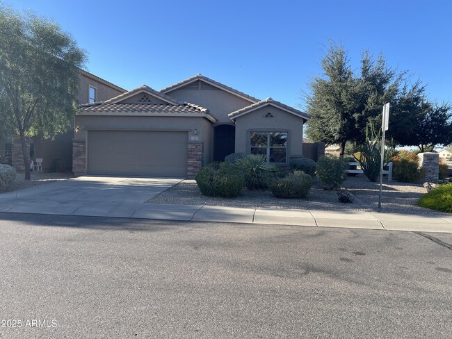 Building Photo - 4 W Saddle Way