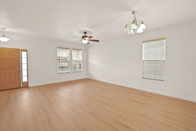 Building Photo - Well maintained pet friendly townhome, close to downtown.