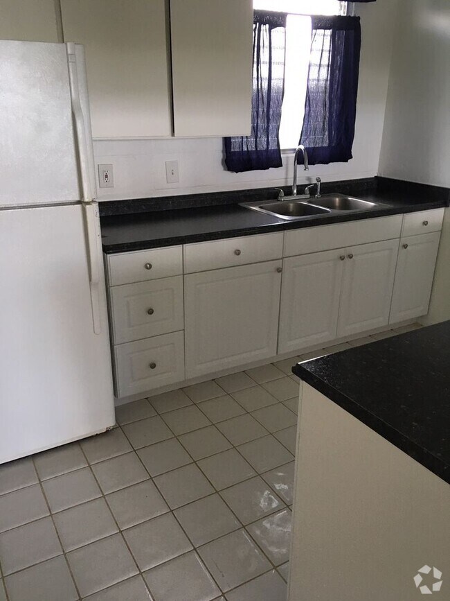 Building Photo - Renovated 2 bedroom! Great Location!