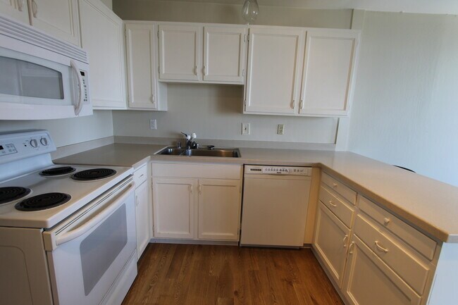 Building Photo - Epic REA: Top Floor 2 BR/2 BA Condo, Pano Views, Balcony, 3-4 Pkg, Storage