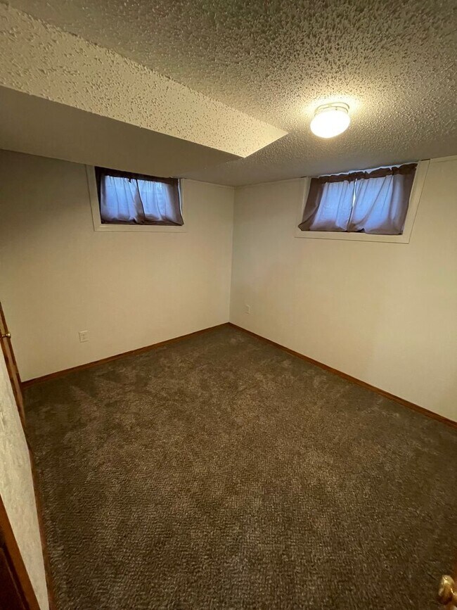 Building Photo - ~ APPLICATIONS PENDING ~ 4 bedroom, 2 bath...