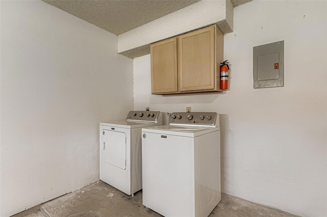 Building Photo - 9839 Briar Ridge Dr