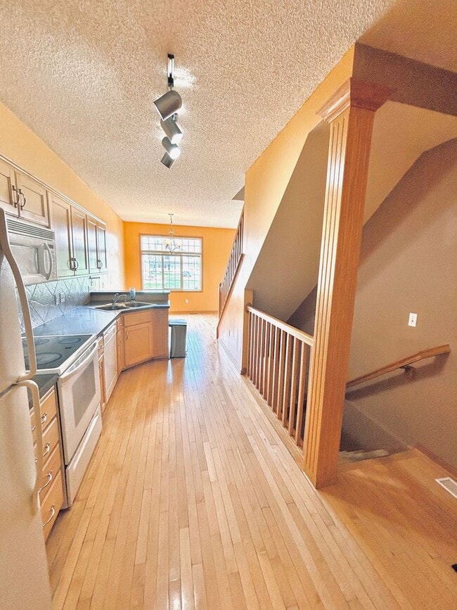 Building Photo - Spacious 3bed Townhome in Coon Rapids.  FI...