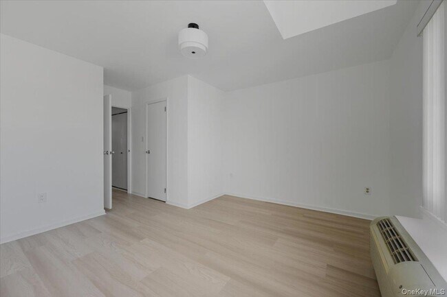 Building Photo - 100 W Broadway