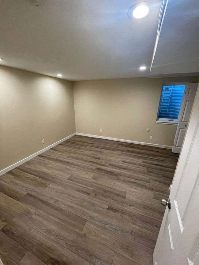 Building Photo - 255 Otis Ct