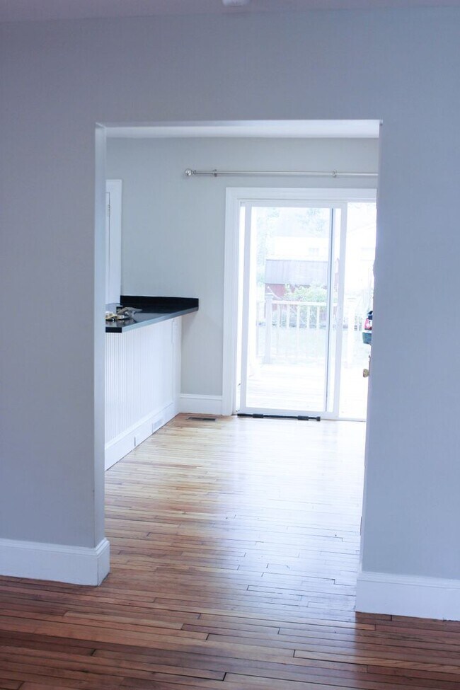 Building Photo - 3 Bedrooms 2 Full Bathrooms (one block fro...