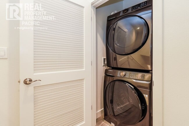 Building Photo - Modern Townhome in Gated West Oakland Comm...