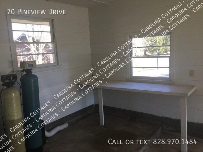 Building Photo - 70 Pine View Dr