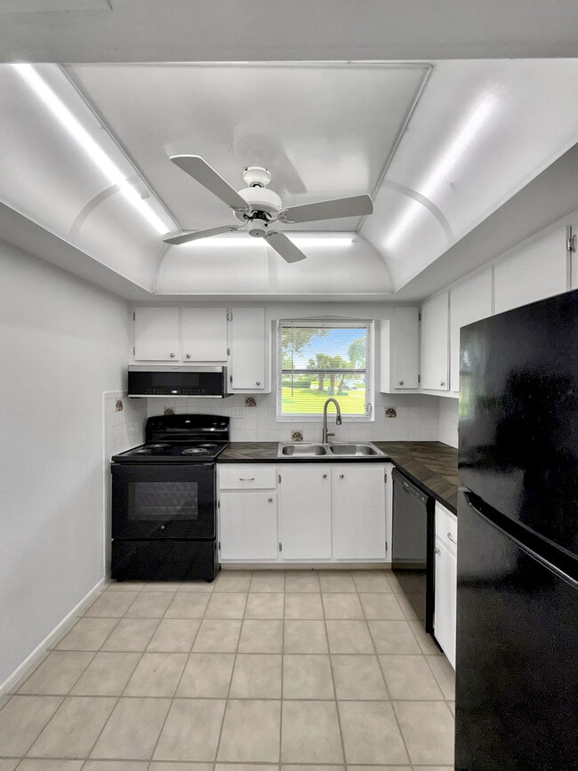 Building Photo - 5263 Cresthaven Blvd