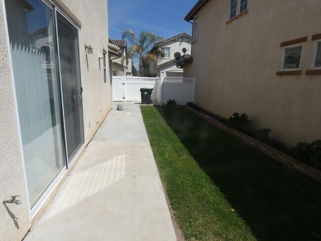Building Photo - Spacious 4 Bedroom
