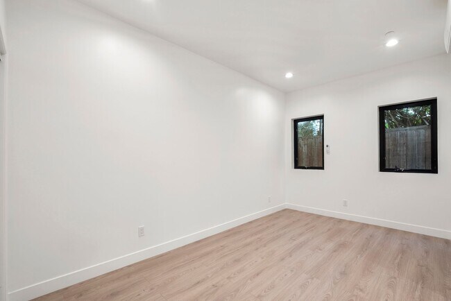 Building Photo - Stunning brand new construction, modern lu...