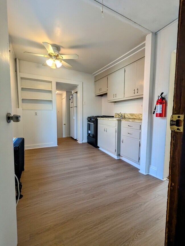 Building Photo - 51 Maple St