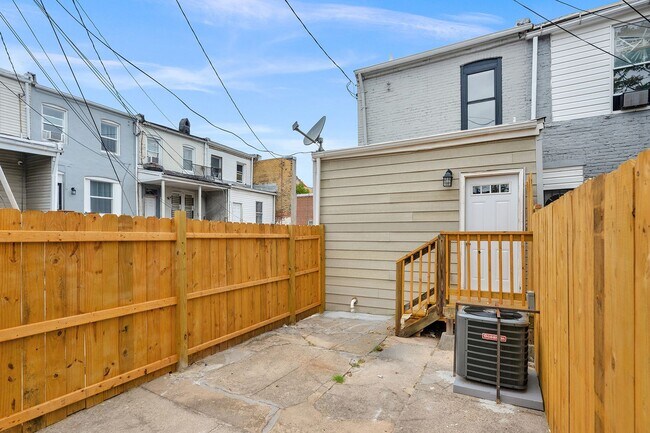 Building Photo - GORGEOUS end unit in Baltimore! 3 Bedrooms 3 Bathrooms Plus a Rec Room!