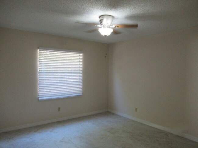 Building Photo - 2br/2ba Duplex with Lakeview