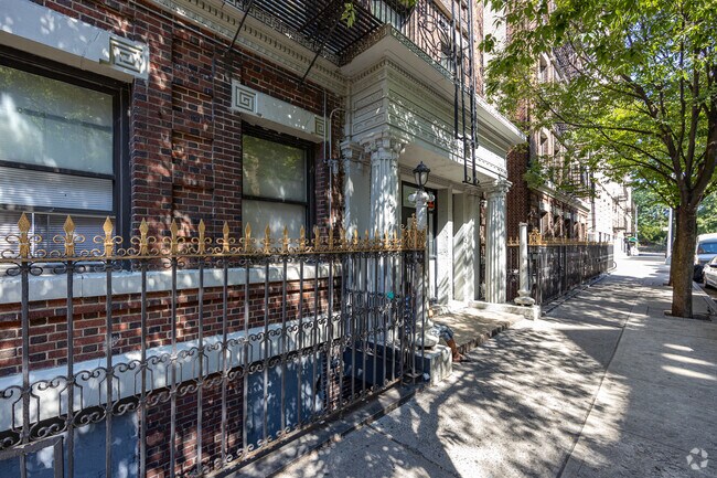 Building Photo - 409 W 129th St