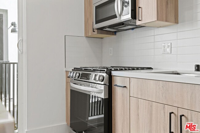 Building Photo - 10917 Hesby St